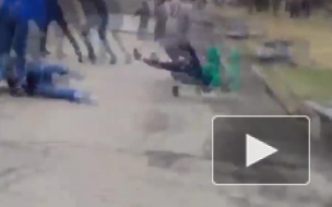 Задиристое видео из Хабаровска: футбольные фанаты устроили массовую драку