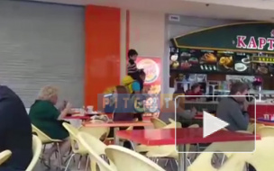 Видео: доставщик "Яндекс. Еды" развозил заказы с ребенком на шее