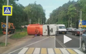 В Подмосковье автобус со школьниками врезался в бензовоз и опрокинул его