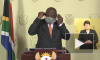 Президент ЮАР решил надеть медицинскую маску и запутался в ней