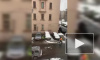 Находчивость: на видео попали коммунальщики, которые закидывают снег под машины
