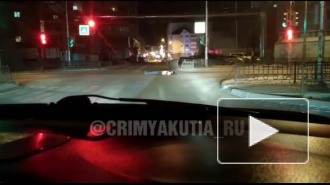 Наглый пешеход улегся спать посреди перекрестка в Якутске