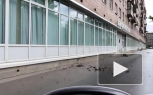 Очевидец: на Корнеева начал рушиться балкон кирпичной многоэтажки