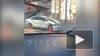 Каршеринговый автомобиль попал в аварию в Купчино