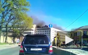 На Уральской горит крыша завода имени Калинина: фото и видео