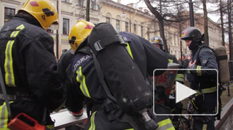 В Кировском районе из-за горящего ядовитого масла сотня пожарных два часа не могла потушить ангар и три грузовика