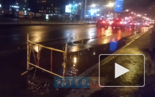 На Ленинском прорвало трубопровод: вода хлещет на проезжую часть