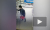 Видео: на проспекте Науки неизвестные за шиворотом вынесли из магазина продукты питания 