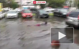 Видео: в Челябинске мужчина переплыл лужу на парковке Видео: в Челябинске мужчина переплыл лужу на парковке