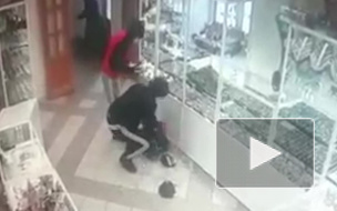 Видео: в Уфе трое гопников ограбили ювелирный за 26 секунд