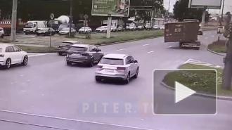 Видео: упавший контейнер перегородил дорогу машинам на Витебском проспекте