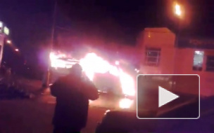 Очевидец снял горящий автобус в Москве