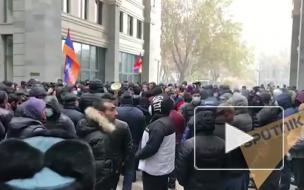 В Ереване начались столкновения между демонстрантами и полицией