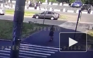 На улице Уточкина автомобиль сбил петербурженку на электросамокате