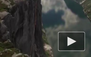 Видео с дрона: Норвежец прошел над пропастью на высоте в 1000 метров