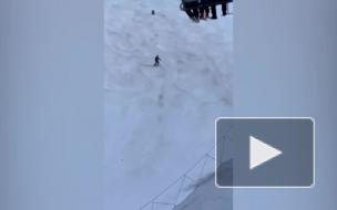 Опубликовано видео погони медведя за лыжником на курорте в Румынии