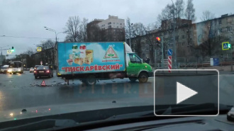 В Калининском районе иномарка столкнулась с фургончиком молока. Образовалась пробка