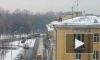 Почти супергерои: дворники за сутки убрали снег с 1500 крыш в Петербурге
