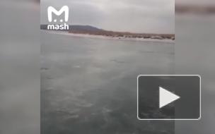 В Приморье семья с тремя детьми провалилась на машине под лед и утонула