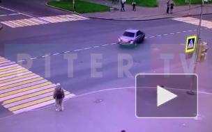 Видео: Байкер на скорости влетел в легковушку в Колпино