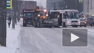 На Тихорецком проспекте маршрутка врезалась в уборочный трактор