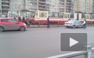 На углу проспекта Большевиков и улицы Коллонтай машина сбила человека, его увезли на скорой