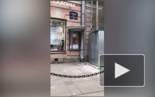 На Невском при ремонте фасада камни падают на тротуар: ограждений нет