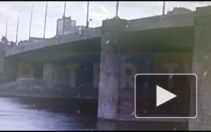 Падение женщин с Володарского моста попало на видео