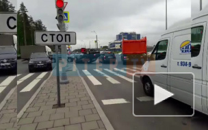 Видео: на Парашютной улице перевернулась черная иномарка