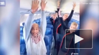 Мужчина оказался единственным пассажиром самолета и заставил стюардесс танцевать