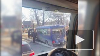 В Находке грузовик врезался в автобус, есть пострадавшие