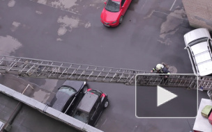 Из горящей квартиры на улице Харченко вытащили человека