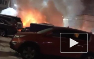 Полиция разыскивает двух мужчин, учинивших поджог машин в Василеостровском районе