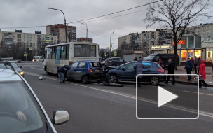 Две легковушки врезались в маршрутку в Купчино 