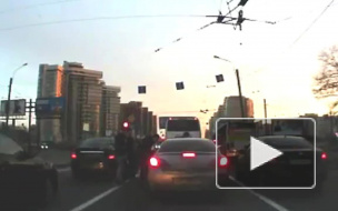 Разборки в Купчино: Mazda унесла обидчика на капоте