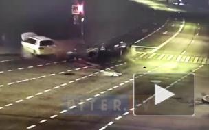 Видео: иномарка "рассыпалась" на проезжей части в результате ДТП на Стачек