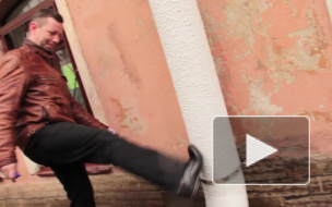 Чиновники Центрального района пытались повредить трубу и обклеить ее рекламой, но она выстояла