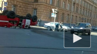 В Петербурге на Васильевском острове перевернулась пожарная машина