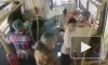 Видео: пассажиры автобуса прошли мимо упавшей петербурженки