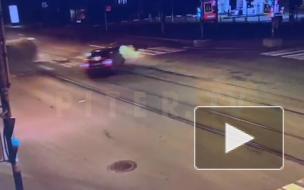 Появилось видео ночного ДТП с "перевертышем" на Васильевском острове