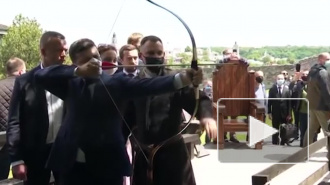 В Сети высмеяли Зеленского, пострелявшего из лука в "кабана"