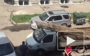 Появилось видео, как автолюбители в Омске сцепились в драке битой и доской
