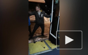 На Гражданском проспекте петербуржцам пришлось толкать автобус, который застрял в сугробе