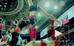 Юные черлидерши показали петербуржцам задорное шоу 