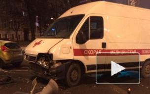 ДТП в Санкт-Петербурге: на Васильевском острове скорая помощь столкнулась с легковушкой и отлетела в столб