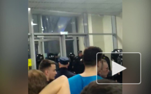 Фанат "Динамо" устроил на стадионе драку: в фан-зоне разбито стекло, агрессора увел ОМОН