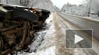 Появилось видео, как в Ленобласти перевернулся бетононасос 