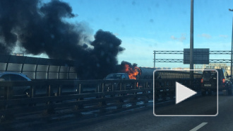 Очевидцы сняли на видео полыхающий молоковоз на КАД