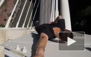 Видео: в Сочи руфер повис на 86-метровом мосте