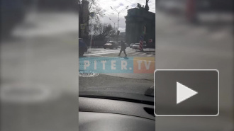 Видео: на площади Стачек прохожий с большой палкой возомнил себя регулировщиком